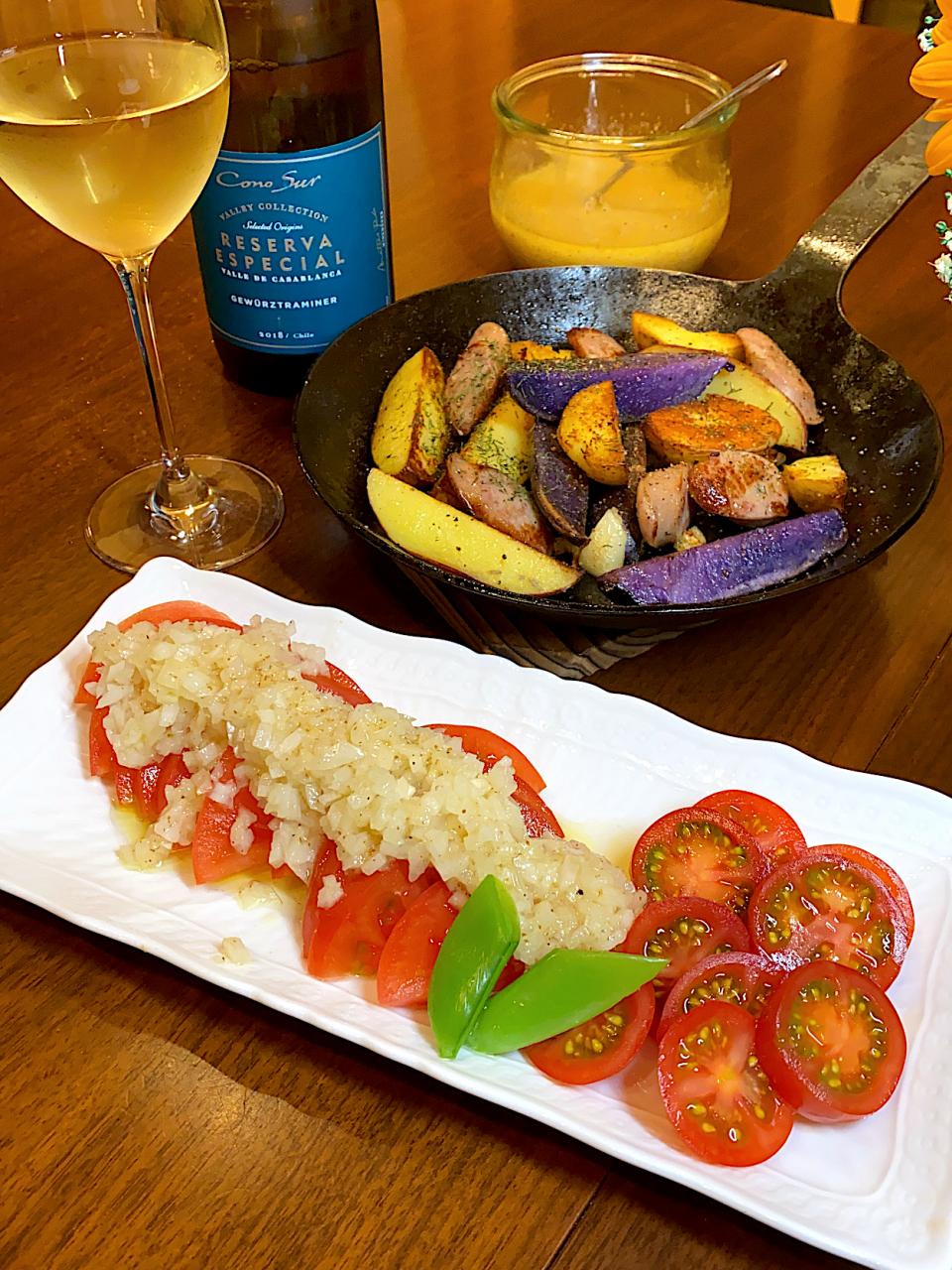2種類のトマト🍅🍅🍅のサラダ自家製ドレッシングのせ&カラフルじゃがいも🥔とハーブウインナーグリルで白ワインからスタート🍷🍾